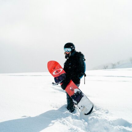 Snowboarder en montaña nevada
